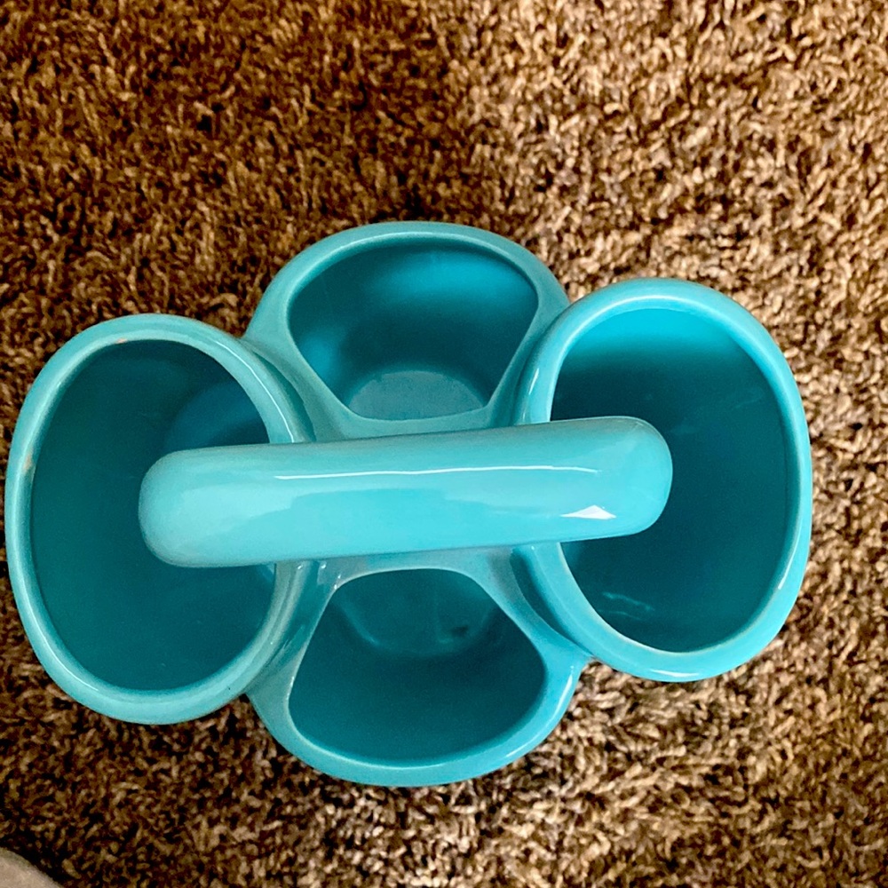 I’m selling a desk organizer for ur hair brushes!